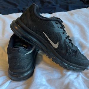 Black Nike air max w/ black laces